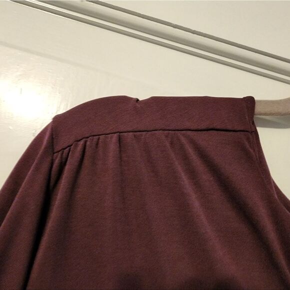 Soft lightweight VNeck Long Sleeve Shirt. L. Never worn. Maroon.3 buttons. - Picture 8 of 12